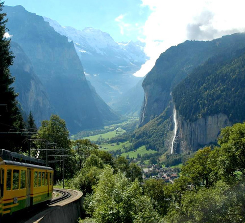 622-Berner Oberland_train and Lauterbrunnen.jpg